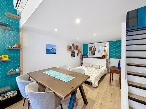 une chambre avec un lit, une table et des chaises dans l'établissement SUNNY Duplex classé 3 etoiles climatisé à 2mn à pieds du Port byLaConciergerie13, à La Ciotat