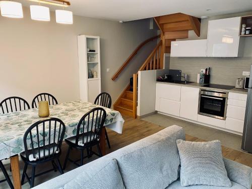 Il comprend un salon et une cuisine avec une table et un canapé. dans l'établissement Fernand - Maison centre ville - cour extérieure - Le Touquet, à Le Touquet-Paris-Plage