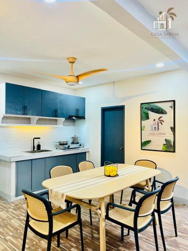 ナスグブにあるSpacious Transient House Near Nasugbu Beachのテーブルと椅子のあるキッチンとダイニングルーム