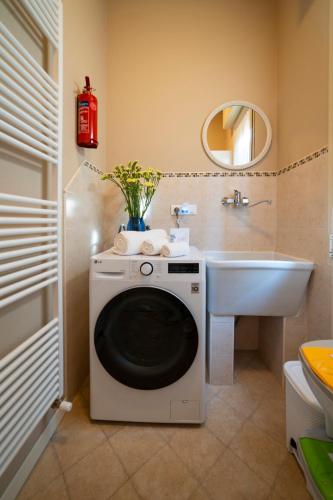 a bathroom with a washing machine and a sink at Dimora SWEET PIEVE in Erbusco