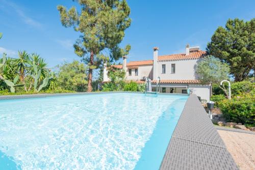 Piscina de la sau aproape de Villa Tetty - Garden & private pool near the sea