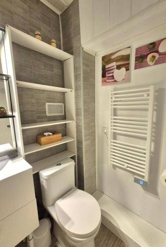 une salle de bain avec des toilettes blanches et une fenêtre dans l'établissement Soleil Marin à Gruissan Village, à Gruissan