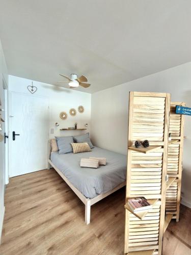 une chambre avec un lit et une échelle en bois dans l'établissement Soleil Marin à Gruissan Village, à Gruissan