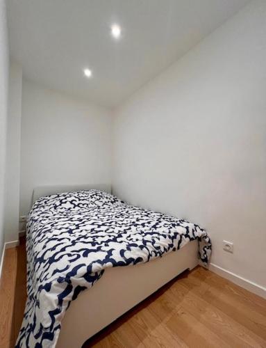 - un petit lit dans un coin de chambre dans l'établissement Collet Résidence, à Nice