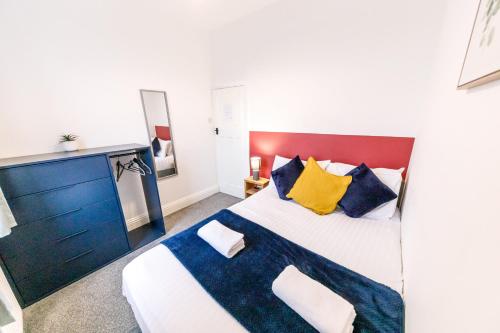 Ένα ή περισσότερα κρεβάτια σε δωμάτιο στο 3 Bedroom Home Free Parking & WiFi Contractors Welcome!