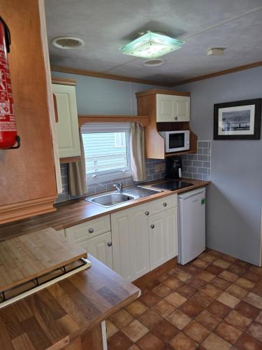 Dapur atau dapur kecil di Beautiful 2 bedroomed mobile home