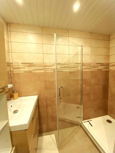 Ένα μπάνιο στο Appart Cosy I Centre-ville