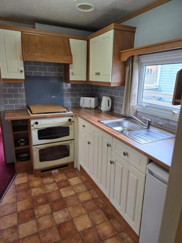 Dapur atau dapur kecil di Beautiful 2 bedroomed mobile home