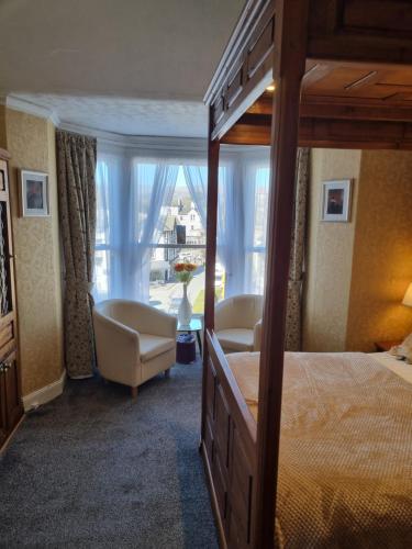 Un pat sau paturi într-o cameră la Virginia Cottage Guest House