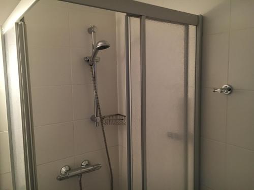 um chuveiro numa casa de banho com uma porta de vidro em Pension Ani em Viena