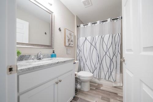 オカラにあるDream home in Ocala Floridaの洗面台、トイレ、シャワー付きのバスルーム