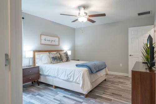 オカラにあるDream home in Ocala Floridaのベッドと天井扇風機のある寝室