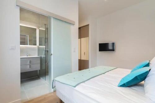 - une chambre avec un lit, une douche et un lavabo dans l'établissement 3 bedrooms 3 bath Bivouac 2 min Palais, à Cannes
