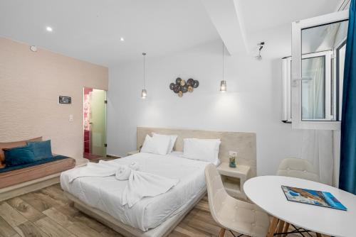 Un ou plusieurs lits dans un hébergement de l'établissement Oasis Suites Fira