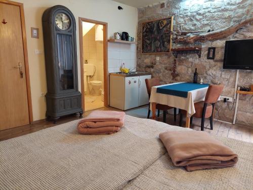 ein Schlafzimmer mit einem großen Bett und zwei Kissen darauf in der Unterkunft Casa Casale in Rovinj
