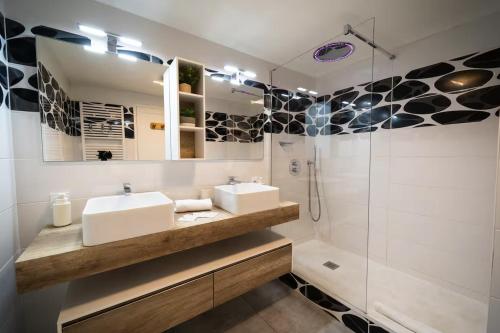 une salle de bain avec deux lavabos et une douche dans l'établissement Hyper Centre Proche Gare Sauna Balcon, à Annecy