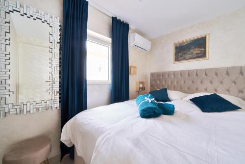 Un dormitorio con una cama con un animal de peluche encima. en Casa Bonita, en Marbella