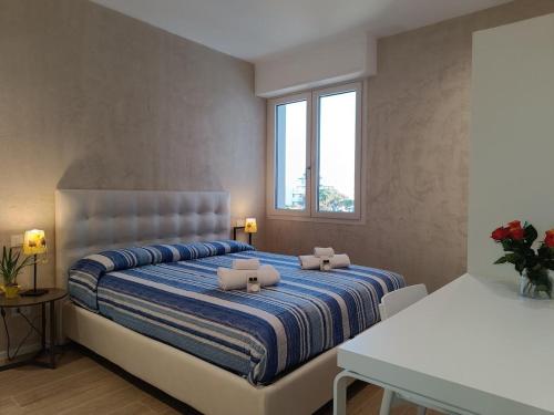 ein Schlafzimmer mit einem Bett und zwei Kissen darauf in der Unterkunft Appartamento Marcello in Lido di Camaiore
