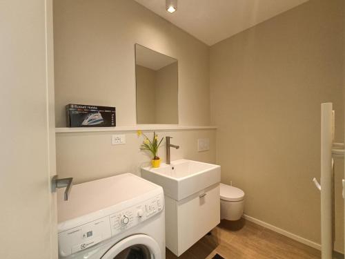 ein Badezimmer mit Waschmaschine und Waschbecken in der Unterkunft Appartamento Marcello in Lido di Camaiore