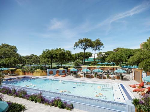 Bazén v ubytování Sunny Makarska by Valamar nebo v jeho okolí