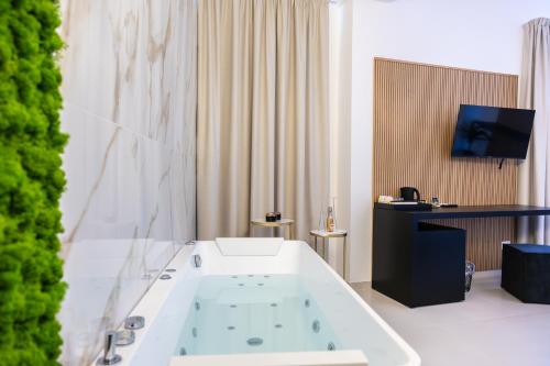 ADAMAS apartment , rooms and suiteにあるテレビまたはエンターテインメントセンター
