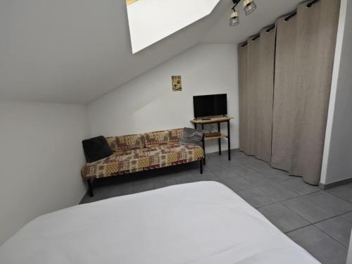 un salon avec un canapé et une télévision dans l'établissement Serre Chevalier 2 pièces à 150 m du télécabine Prorel, à Briançon