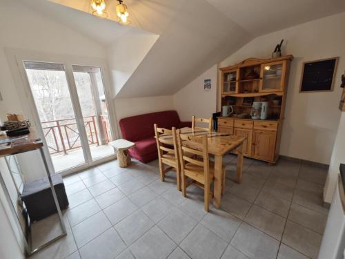 a kitchen and dining room with a table and chairs at Serre Chevalier 2 pièces à 150 m du télécabine Prorel in Briançon