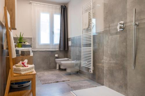 a bathroom with a shower and a toilet and a sink at Casa Belfiore, Darfo Boario Terme Ospitar in Boario Terme