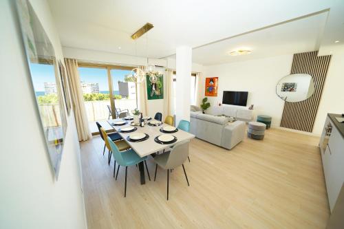 une salle à manger et un salon avec une table et des chaises dans l'établissement Monaco - Beautiful apartment 6-8 people, à Beausoleil