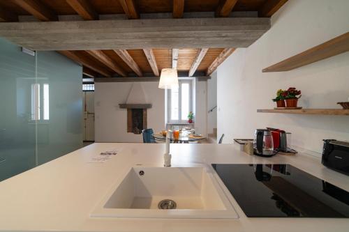 una cocina con fregadero en medio de un mostrador en Duomo Apartment, en Iseo