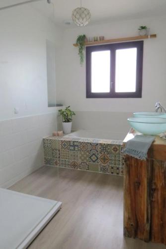 une salle de bain avec un lavabo et une baignoire dans l'établissement Villa piscine privée à 20 min des plages 10RDH21, à Peyrestortes