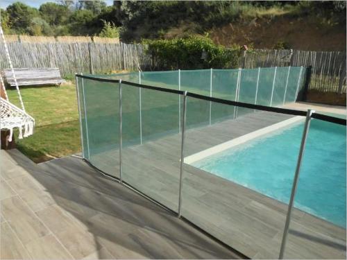 une clôture autour d'une piscine dans une cour dans l'établissement Villa piscine privée à 20 min des plages 10RDH21, à Peyrestortes
