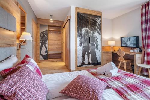 a bedroom with a bed and a desk at Parzenica B&B - Wyjątkowa i Jedyna!!! Sprawdź nas a nie pożałujesz! in Białka Tatrzanska