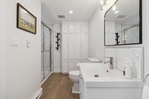 ein weißes Badezimmer mit Toilette und Waschbecken in der Unterkunft Harbour View Loft at Bells Cove in Shelburne