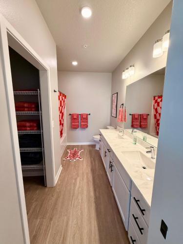WaukeeにあるCozy 2 Bed Apartment in Waukeeの洗面台が2つと鏡が2つあるバスルーム