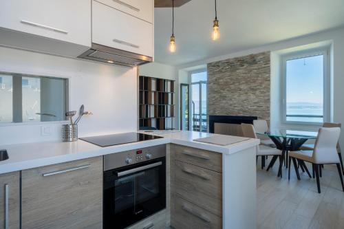 - une cuisine et une salle à manger avec vue sur l'océan dans l'établissement Les Balcons du Lac appartment with Private Pontoon, à Publier