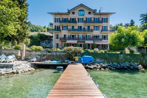Les Balcons du Lac appartment with Private Pontoon