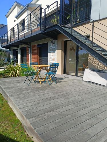 d'une terrasse avec des chaises et une table, ainsi que d'un balcon. dans l'établissement Beautiful ground floor opening onto private pool, à Lancieux