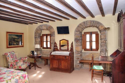 a living room with a vanity and a mirror at Posada La Torre de La Quintana in Liendo
