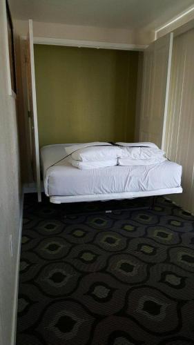 Postel nebo postele na pokoji v ubytování Enjoy all Reno has to offer in this 2BD resort condo with outdoor pool or hot tub