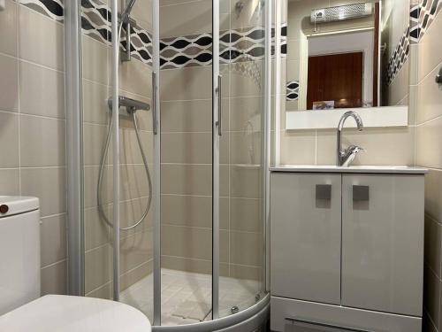 une salle de bain avec une douche, des toilettes et un lavabo dans l'établissement Studio cabine climatisé avec terrasse au centre-ville - 4 couchages - Le Lavandou - FR-1-251-723, au Lavandou