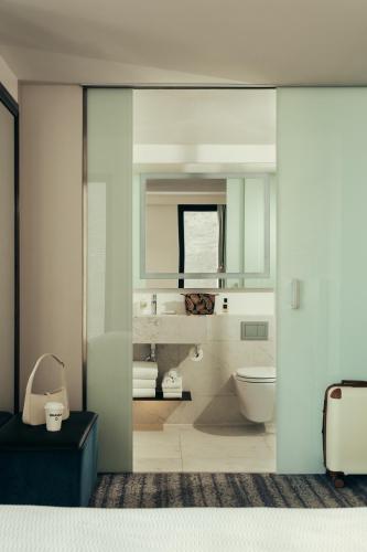 Ένα μπάνιο στο Park Terrace Hotel