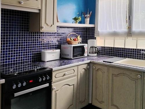 Photo de la galerie de l'établissement Beau T2 pour 4 pers avec parking, vue mer au Lavandou - FR-1-803-37, au Lavandou