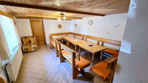 a dining room with a table and chairs in it at Chalupa u Drába in Oščadnica
