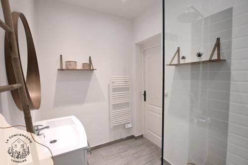 Et badeværelse på La maison citadine, avec garage