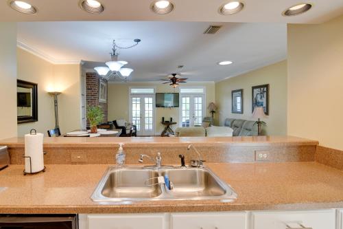 una cucina con lavello e un soggiorno di Cottage with Deck and Pool Access about 6 Mi to Beach a Myrtle Beach