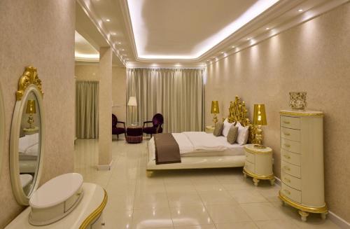 a large bathroom with a bed and a mirror at Mountain Majesty 4 Bed Home - BBQ Retreat in Masāfī