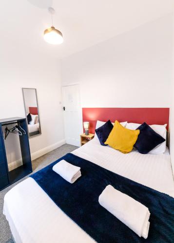 Ένα ή περισσότερα κρεβάτια σε δωμάτιο στο 3 Bedroom Home Free Parking & WiFi Contractors Welcome!