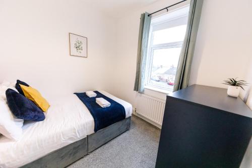 Ένα ή περισσότερα κρεβάτια σε δωμάτιο στο 3 Bedroom Home Free Parking & WiFi Contractors Welcome!