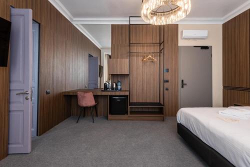 a hotel room with a bed and a desk at HIGHLINE DOWNTOWN ApartHotel OLDTOWN UNIRII SQUARE in Bucharest